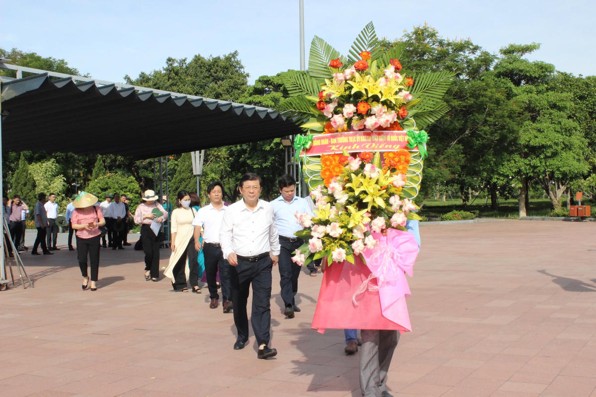 Phó Chủ tịch Nguyễn Hữu Dũng viếng anh hùng liệt sĩ, thăm gia đình có công tại Quảng Trị