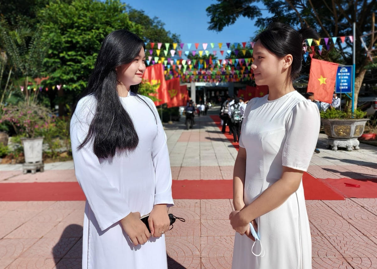 Em Nguyễn Thị Thanh Hằng (bên trái) chia sẻ dự lễ khai giảng.