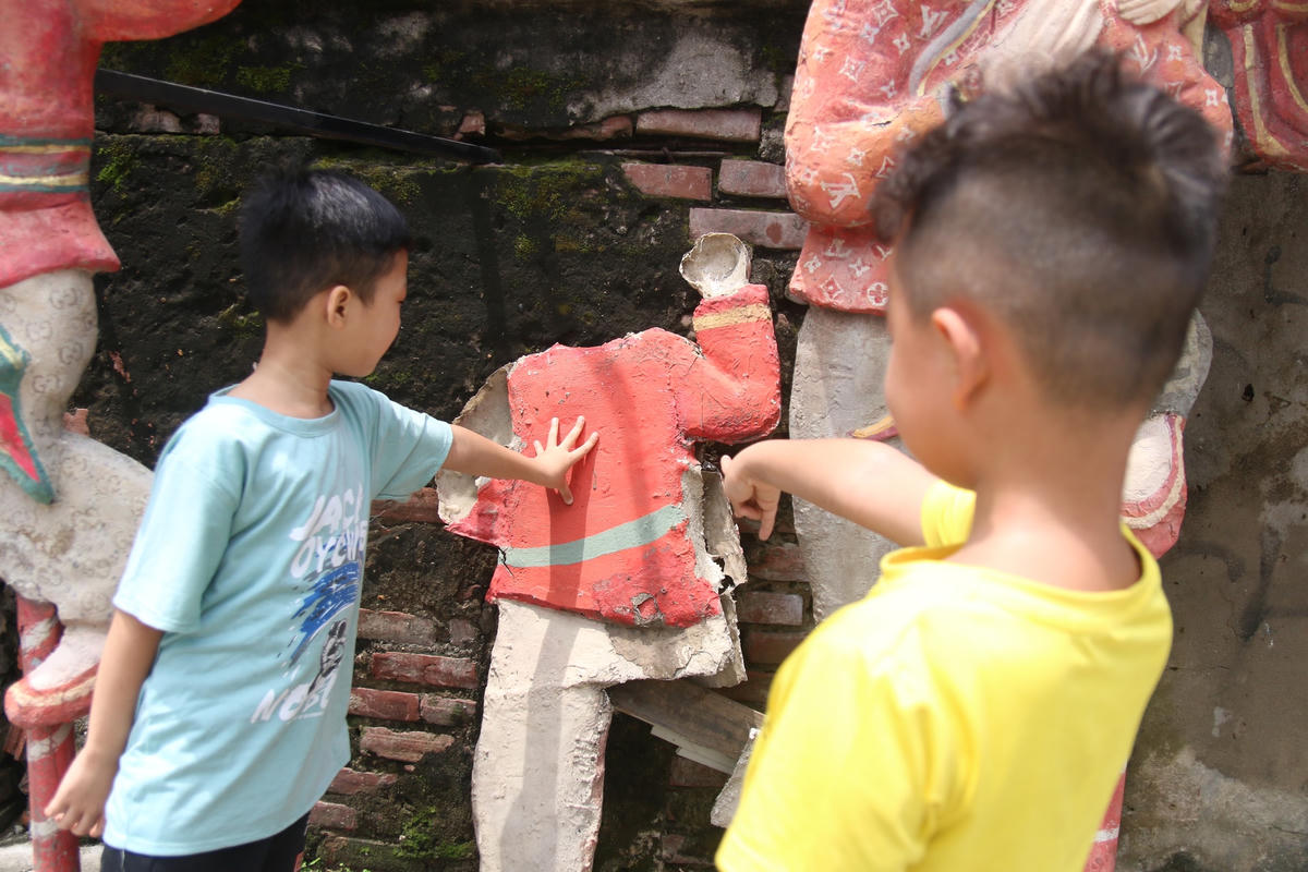 Đám trẻ từng rất hay ra đây chơi và nhìn ngắm những hình nộm múa lân này, tuy nhiên do không có người bảo quản, có hình đã bị gãy rời và mục ra. Chị Bùi Thu Thủy (người dân sống tại Phúc Tân) bày tỏ ý kiến: "Tôi nghĩ trời nắng mưa cũng nên xoay cái này vào và cất đi bao giờ mùa Trung thu hay dịp Tết Thiếu nhi lại bày ra thì mới dùng bền được chứ để ngoài nắng mưa này chả mấy mà bị hỏng".