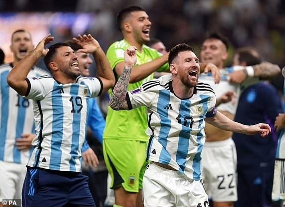 Messi ăn mừng chức vô địch World Cup đầu tiên và cuối cùng trong sự nghiệp của mình, cũng là danh hiệu duy nhất anh còn thiếu trong bộ sưu tập danh hiệu vĩ đại của chân sút 34 tuổi người Argentina (Ảnh: PA).