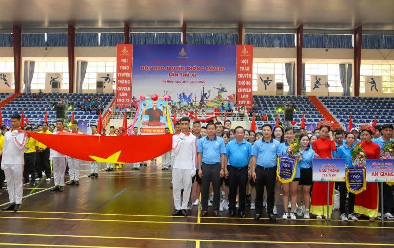 Ông Quách Văn Ngọc, Phó CTCĐ Công Thương Việt Nam (ở giữa); Ông Hồ Lê Nghĩa, Bí thư Đảng ủy, Chủ tịch HĐTV Vinataba và Ông Hà Quang Hòa, Tổng giám đốc Vinataba chụp ảnh cùng các đoàn VĐV tại Hội thao.