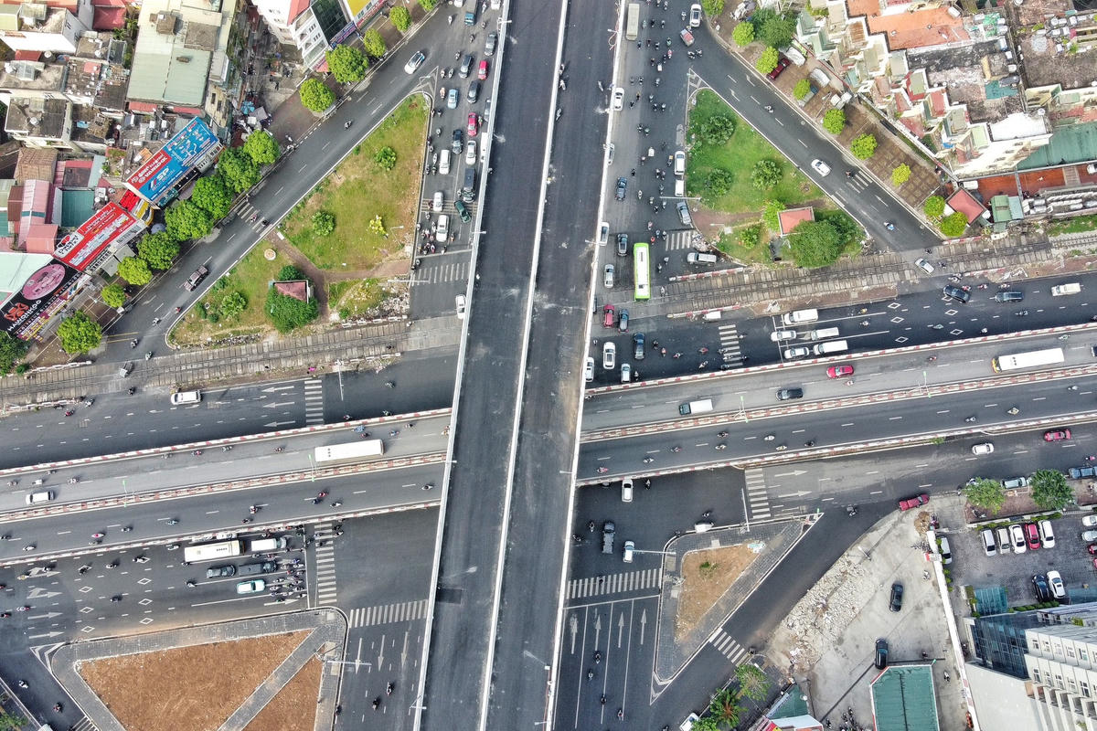 Tại nút giao Giải Phóng - Đại La, quận Hai Bà Trưng hiện đang được các công nhân gấp rút triển khai.