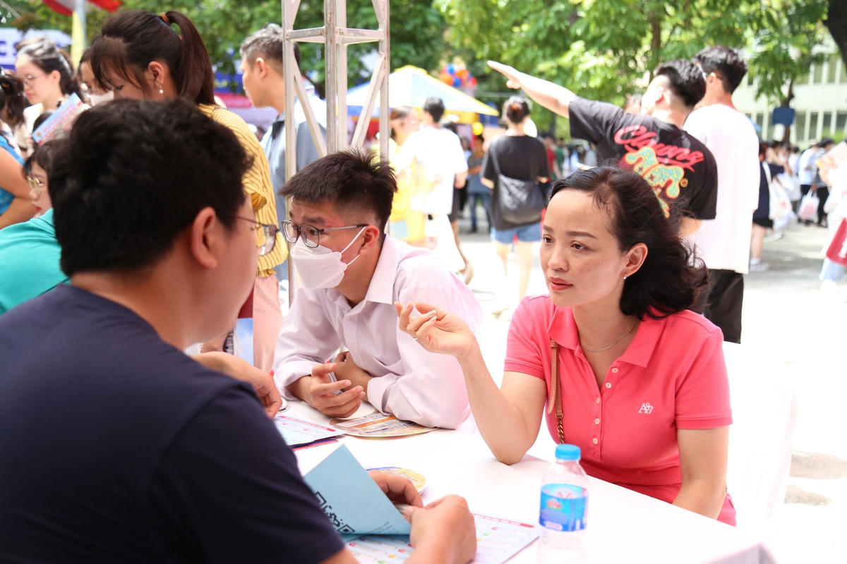 Thí sinh tìm hiểu về ngành nghề tại Ngày hội tư vấn nguyện vọng xét tuyển đại học, cao đẳng năm 2023.