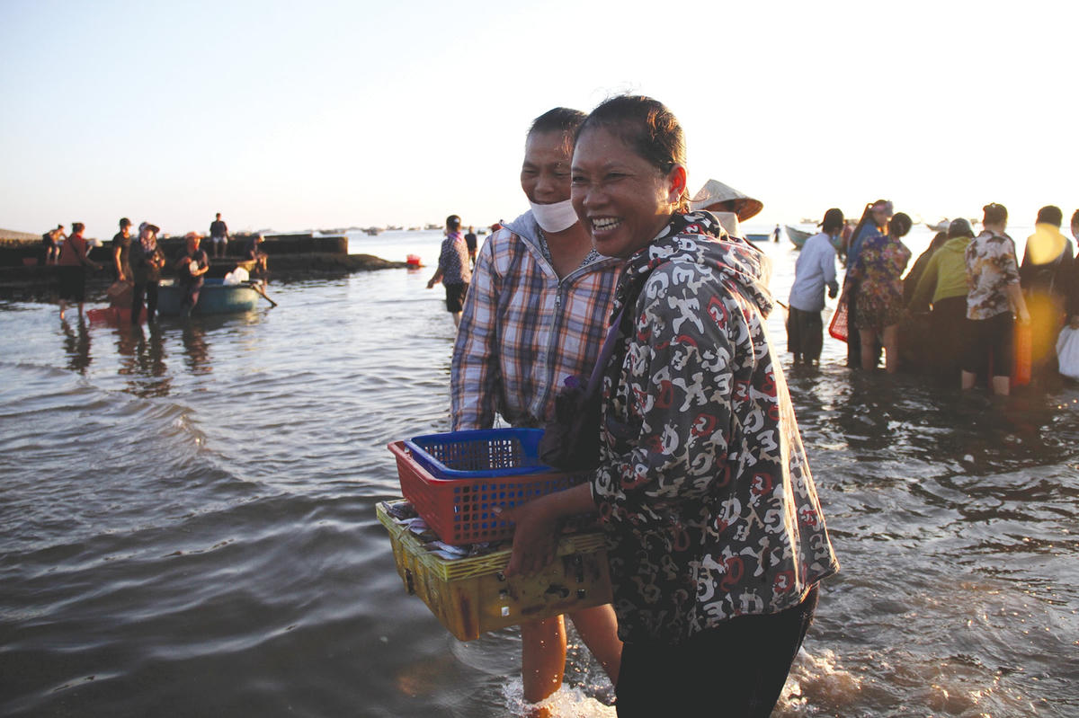 Nụ cười rạng rỡ hiện rõ trên gương mặt của bà con tiểu thương khi mua được mẻ cá như ý.  