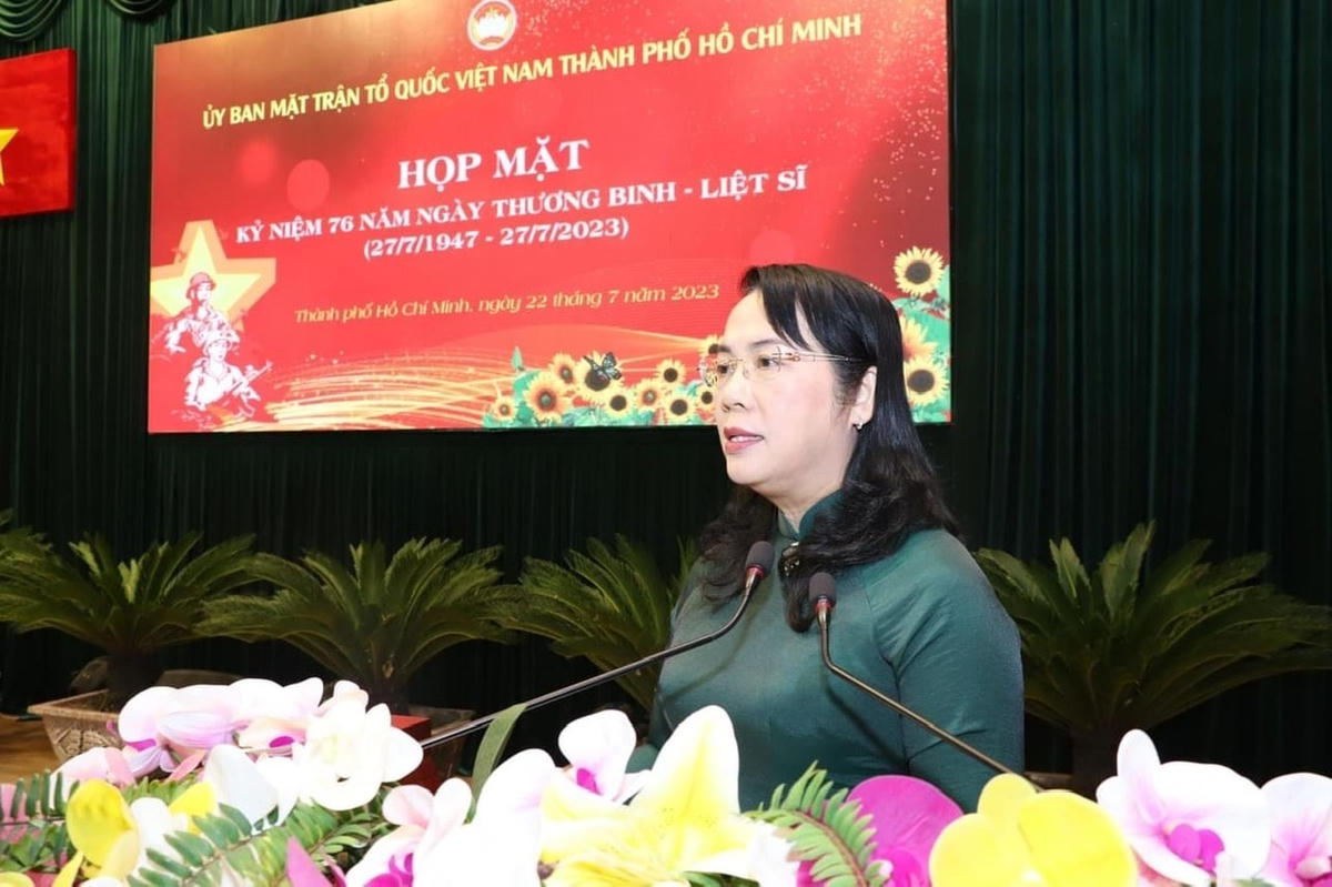 Bà Trần Kim Yến, Chủ tịch Ủy ban MTTQ Việt Nam TP HCM chia sẻ với những người có công tại buổi họp mặt.