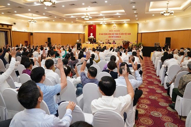 Đại biểu tiến hành biểu quyết tại Hội nghị Ủy ban Trung ương MTTQ Việt Nam lần thứ mười, khóa IX ngày 5/9/2024 