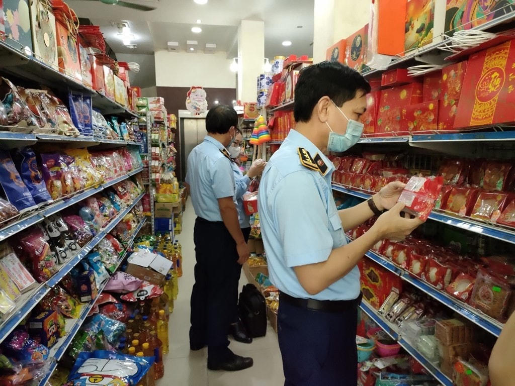 Lực lượng chức năng kiểm tra kê khai giá, niêm yết giá.