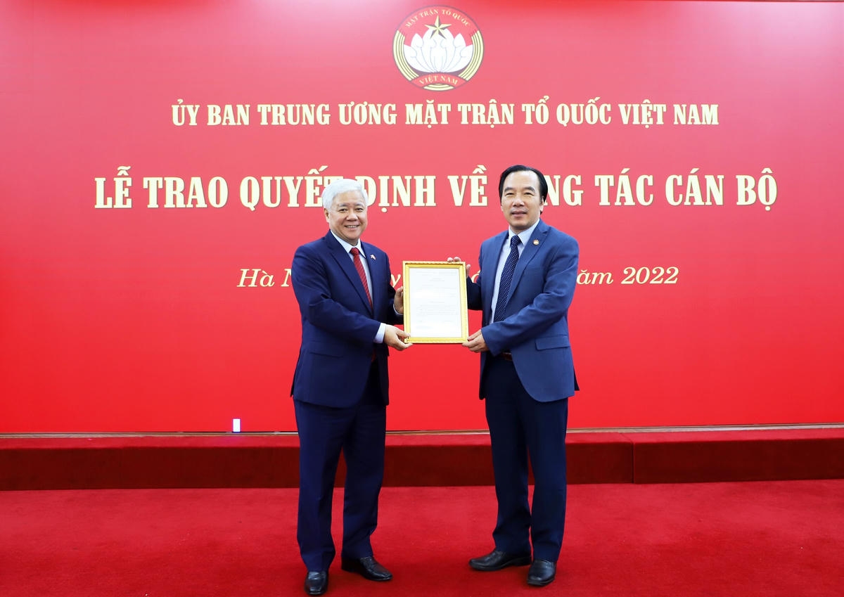 Chủ tịch Đỗ Văn Chiến trao quyết định nghỉ hưu cho ông Ngô Sách Thực.