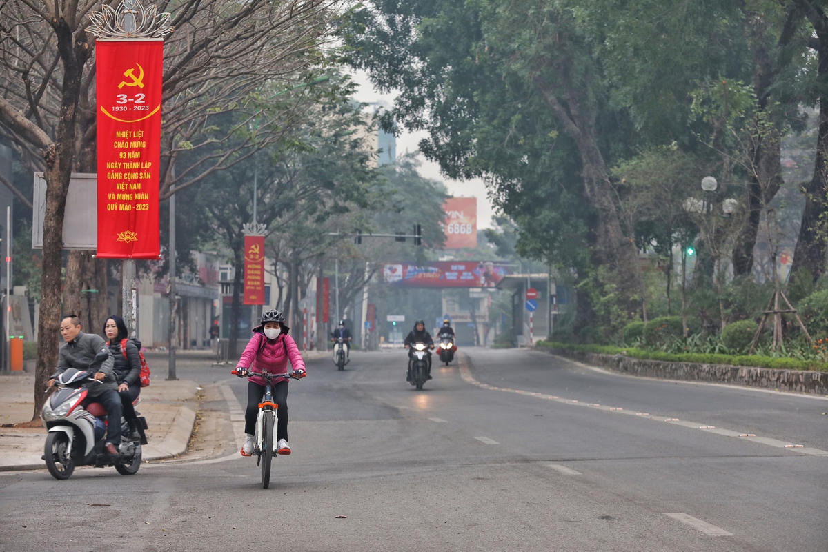 Nhiều tuyến phố Thủ đô vắng lặng, bình yên.