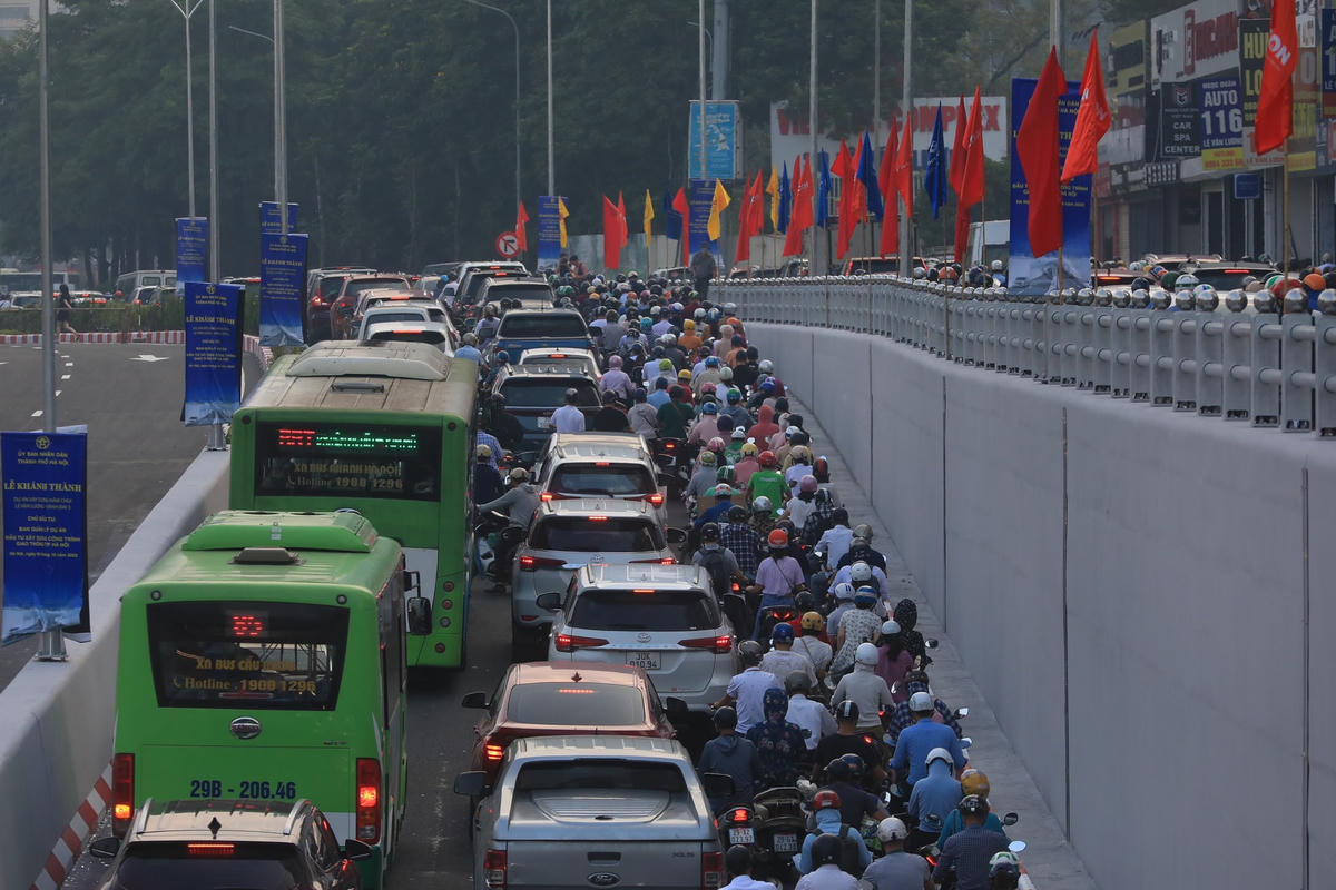 Dù hầm chui đã thông xe nhưng người dân vẫn rất vất vả khi di chuyển.