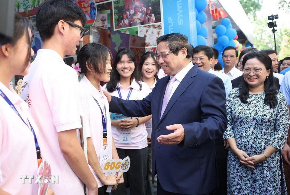 Thủ tướng Phạm Minh Chính với học sinh, sinh viên tham dự Ngày hội Khởi nghiệp quốc gia của học sinh, sinh viên lần thứ 7. (Ảnh: Dương Giang/TTXVN)