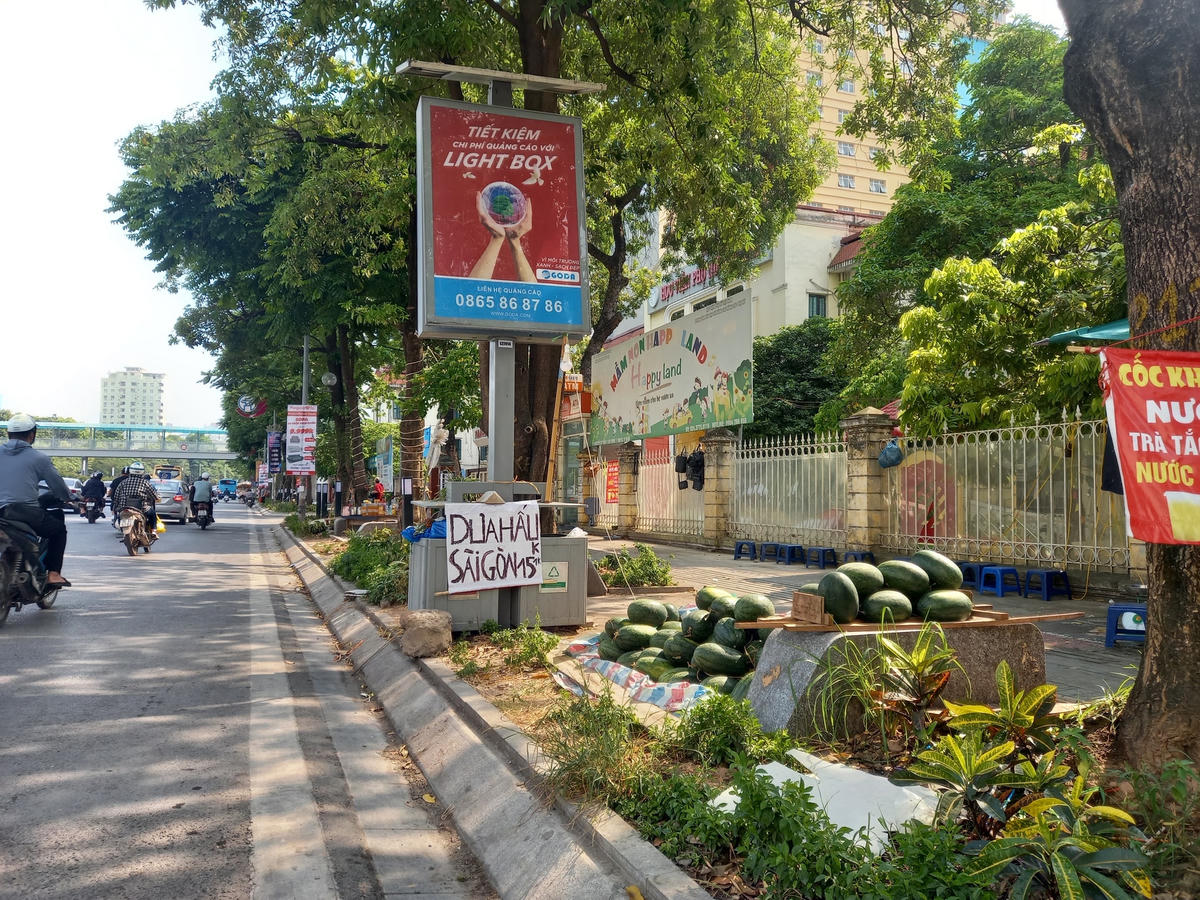 Nhiều ghế đá trên tuyến phố Nguyễn Chí Thanh được sử dụng để bày bán hàng.