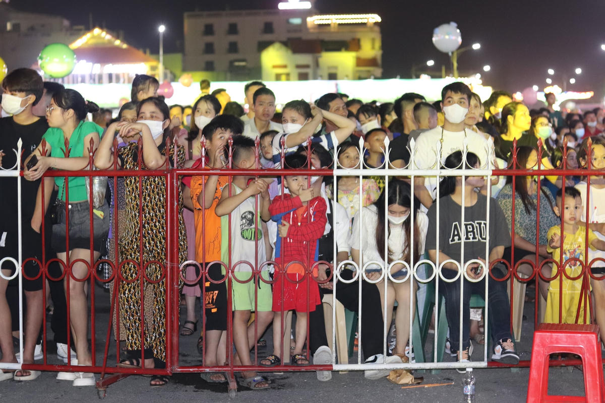 [ẢNH] Hàng vạn người đổ về lễ hội du lịch biển Hải Tiến