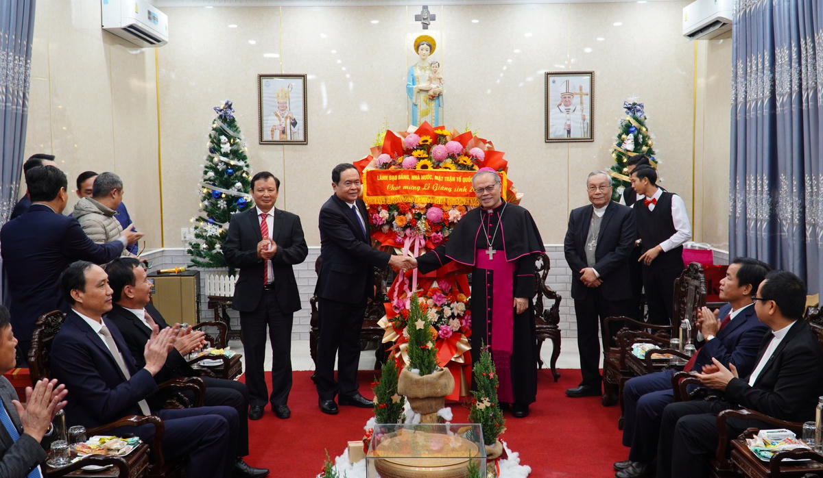 Phó Chủ tịch Thường trực Quốc hội Trần Thanh Mẫn, Phó Chủ tịch UBTƯ MTTQ Việt Nam Phùng Khánh Tài thăm, chúc mừng tại Tổng giáo phận Huế.