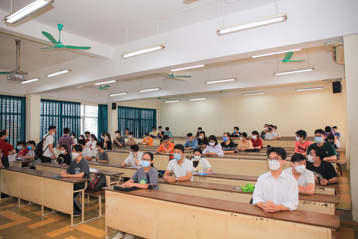 Hàng trăm phụ huynh đội mưa, chờ đợi con thi đánh giá tư duy Trường ĐHBK Hà Nội