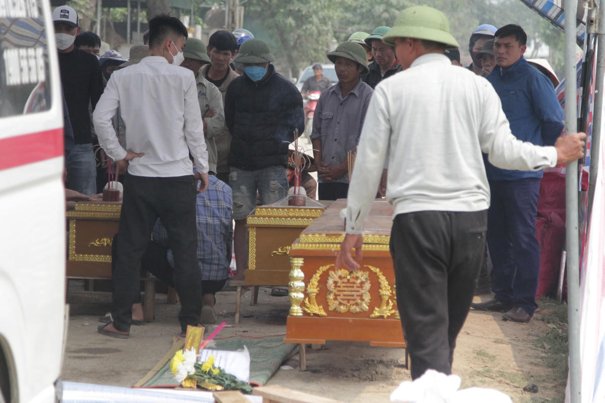 Người dân đang giúp gia đình lo hậu sự cho 3 mẹ con chị H.