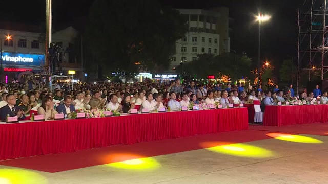 Chương trình nghệ thuật hòa nhạc đặc biệt được đông đảo đại biểu, khách mời và nhân dân tham dự thưởng lãm.