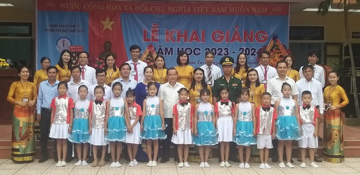 Lãnh đạo Bộ Chỉ huy Bộ đội Biên phòng tỉnh Quảng Trị dự lễ khai giảng năm học 2023 - 2024 tại trường Tiểu học Cam Tuyền.  