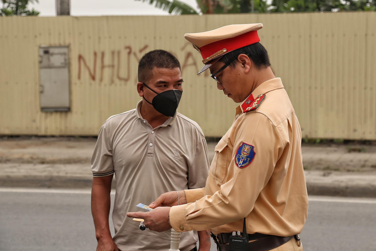 Thiếu tá Nguyễn Ngọc Thuật, Phó Đội trưởng Đội CSGT số 12 cho hay, chỉ tính từ đầu năm đến nay, đội CSGT số 12 đã xử lý được 101 trường hợp vi phạm chở quá tải. Hiện trên địa bàn tình trạng cơi nới kích thước thành thùng đã cơ bản được xử lý triệt để. Tuy nhiên, cũng vẫn còn một số nhà xe vi phạm chở quá tải để thu thêm lợi nhuận thì đều bị xử lý nghiêm.
