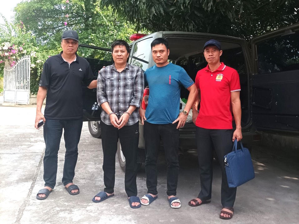 Lê Văn Nam (đeo còng số 8) bị bắt giữ khi chuẩn bị vượt biên sang Trung Quốc.