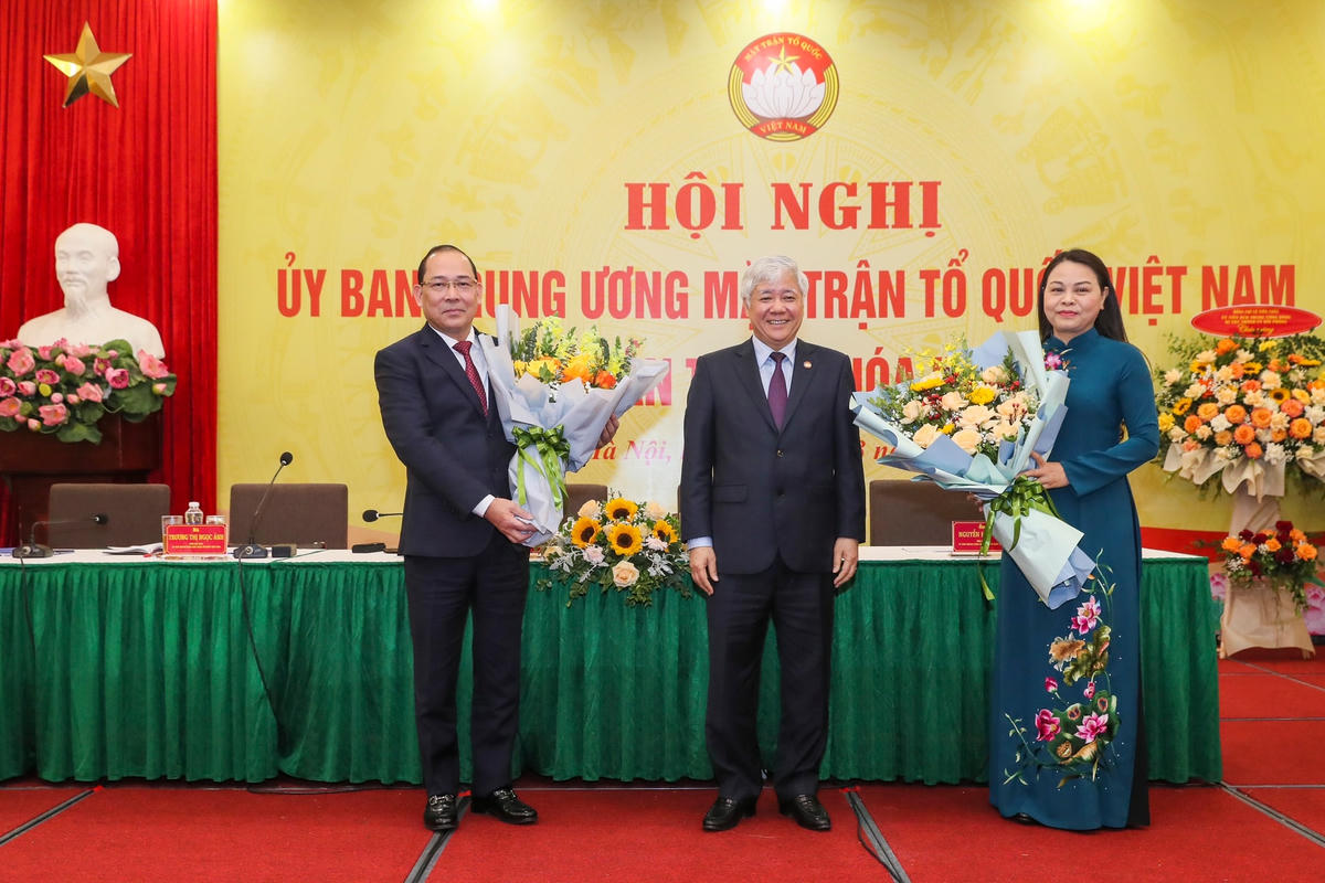 Bí thư Trung ương Đảng, Chủ tịch UBTƯ MTTQ Việt Nam Đỗ Văn Chiến tặng hoa chúc mừng bà Nguyễn Thị Thu Hà, Ủy viên Trung ương Đảng, Phó Chủ tịch - Tổng Thư ký Ủy ban Trung ương MTTQ Việt Nam và ông Hoàng Công Thủy, Phó Chủ tịch Ủy ban Trung ương MTTQ Việt Nam.