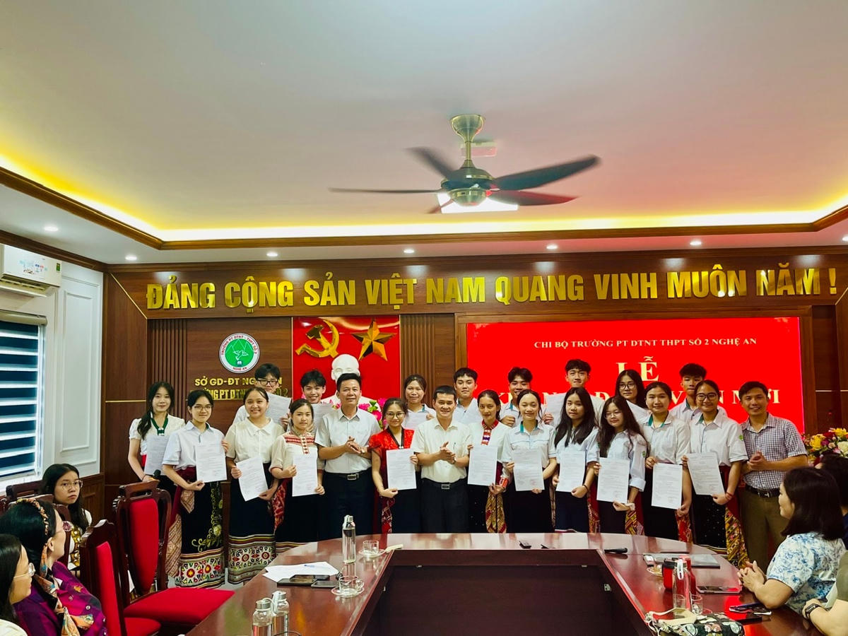 trao quyet định THPT Nghe An 2 CHỐT Bài 3. Nỗ lực định hướng tạo nguồn kết nạp Đảng từ học sinh ngày 20-8. HL bt