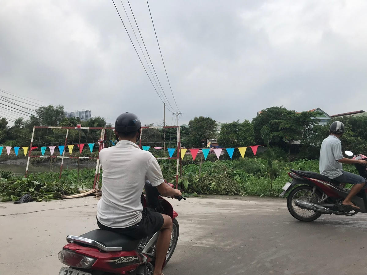 Bị chia cắt hoàn toàn, người qua cầu buộc phải quay sang hướng đi khác.  