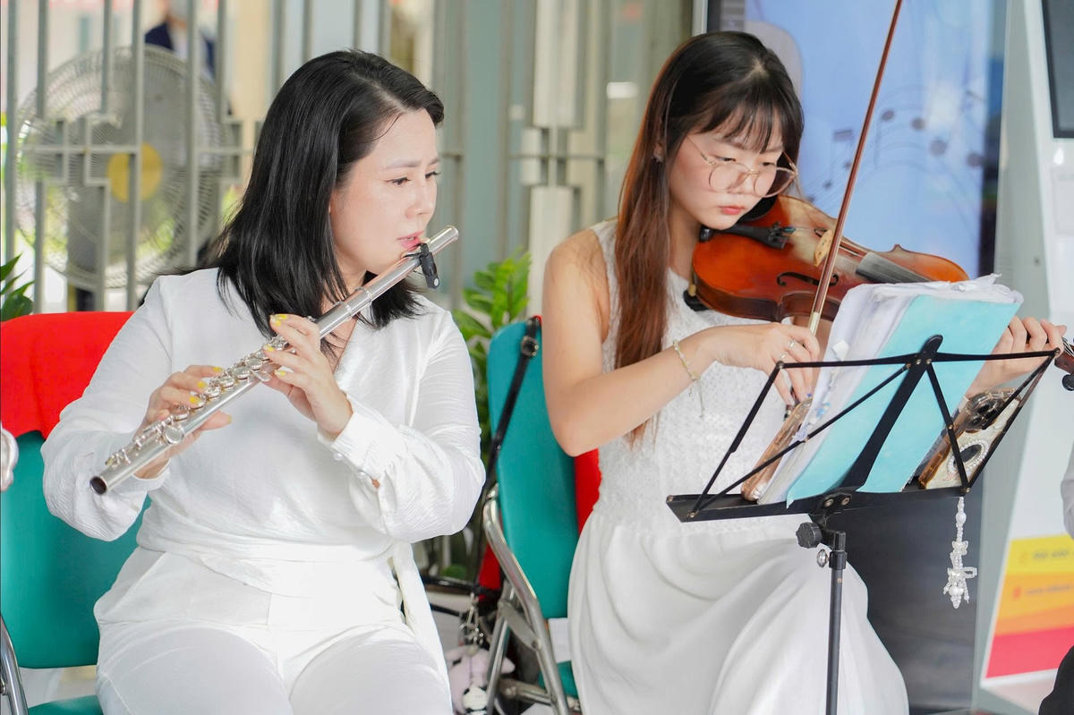 Những bản nhạc quen thuộc như: Lacumparsita, Top of the World, Sài Gòn đẹp lắm, Summertime, Nhịp mưa rơi, Hello Việt Nam, Và tôi cũng yêu em… được thể hiện bằng kèn saxophone, sáo điện tử flute, đàn violon, đàn guitar đưa khán giả đi qua nhiều cung bậc cảm xúc của giai điệu. Ảnh: M.T