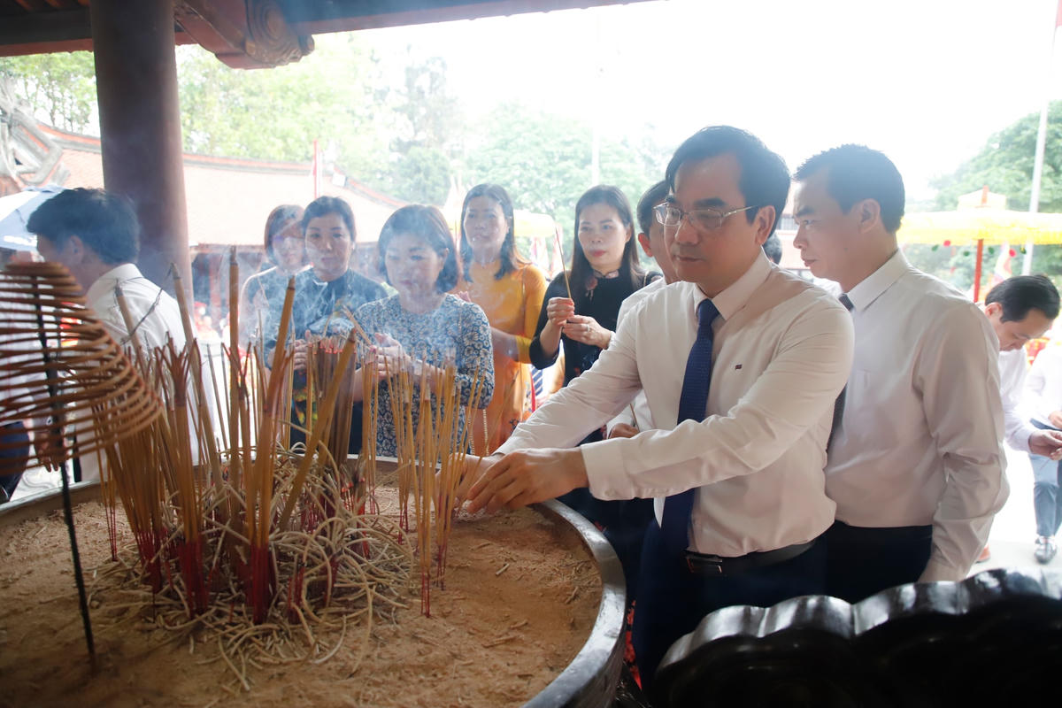 Thành kính dâng hương.