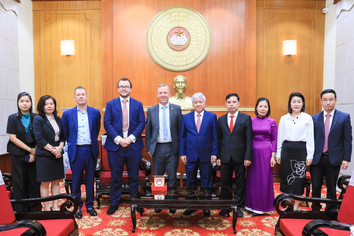 Chủ tịch Đỗ Văn Chiến chụp ảnh lưu niệm cùng Đại sứ Gareth Ward và các đại biểu. Ảnh: Quang Vinh.