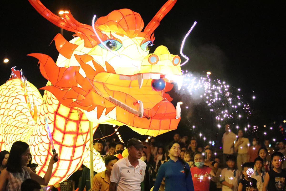 Những con linh vật như rồng, cá chép, chim... thu hút ánh nhìn.