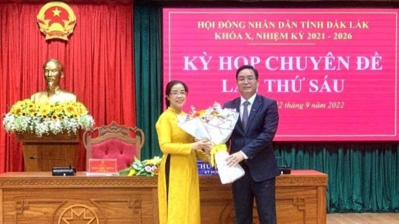 Ông  Nguyễn Đình Trung, Ủy viên Trung ương Đảng, Bí thư Tỉnh ủy Đắk Lắk tặng hoa chúc mừng tân Chủ tịch Hội đồng nhân dân tỉnh Đắk Lắk Huỳnh Thị Chiến Hòa.