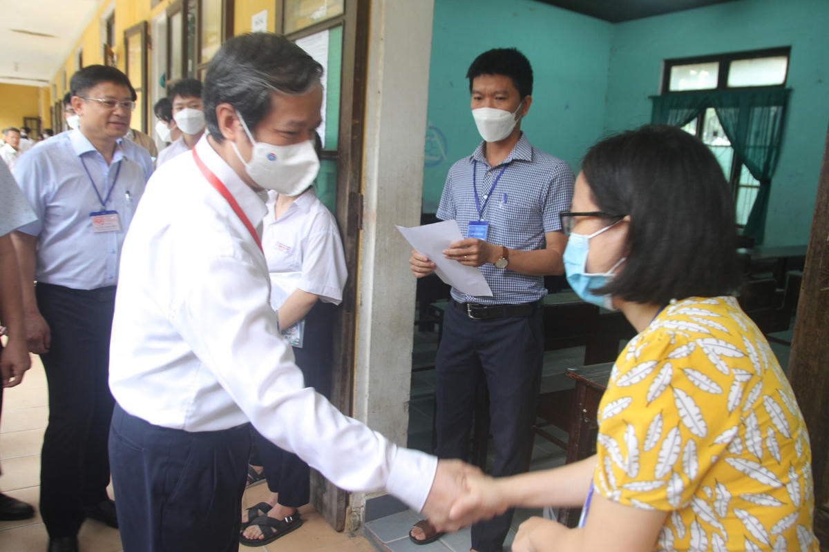 Bộ trưởng Bộ GDĐT động viên thí sinh, giáo viên dự kỳ thi tốt nghiệp THPT