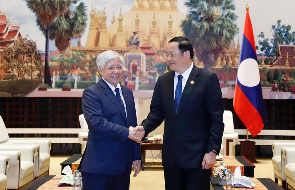 Thủ tướng Lào Sonexay Siphandone với Chủ tịch Ủy ban Trung ương MTTQ Việt Nam Đỗ Văn Chiến.