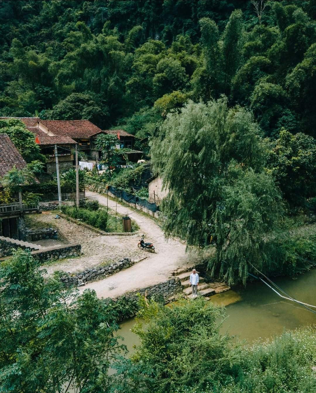 Làng đá Khuổi Ky có tổng diện tích khoảng 10.000 m2, cùng lợi thế lưng tựa núi vững chắc và mặt hướng về không gian rộng suối Khuổi Ky trong lành quanh năm.