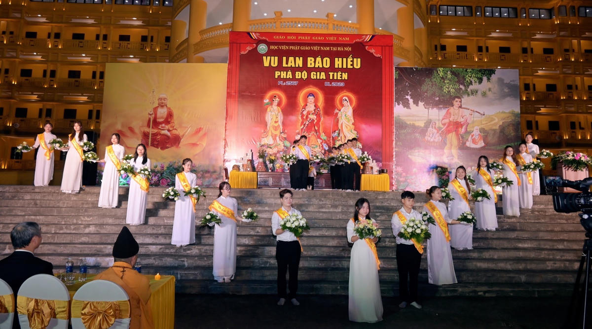 Hàng trăm tăng, ni sinh tham gia đại lễ Vu lan báo hiếu