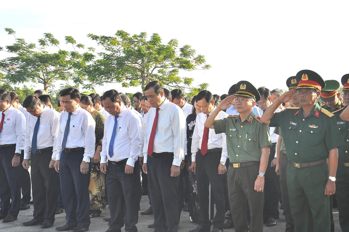 Lãnh đạo tỉnh Quảng Nam dành phút mặc niệm tưởng nhớ công lao các Anh hùng Liệt sĩ.