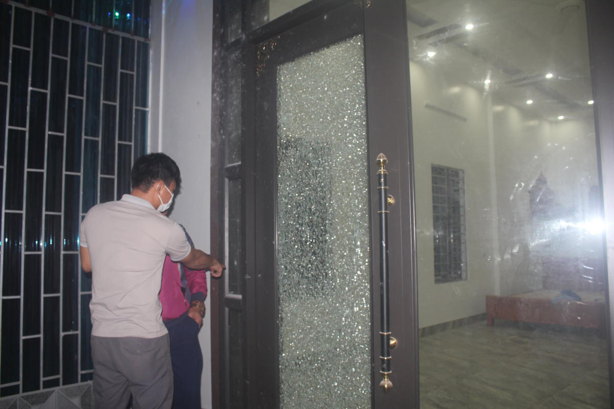 Do ngôi nhà đóng kín cửa nên phía trong không bị thiệt hại.
