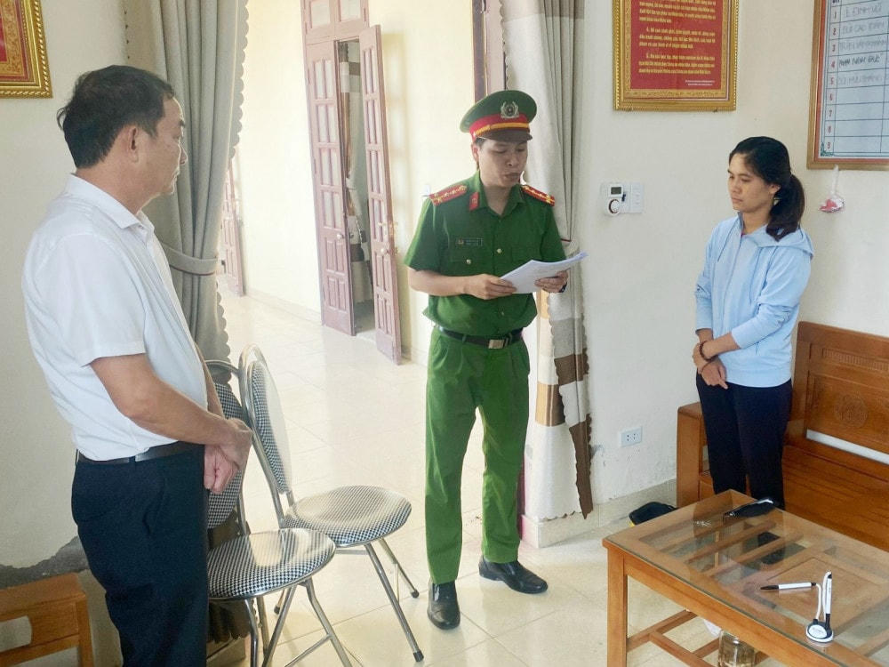 Cơ quan công an đọc quyết định khởi tố bị can, cấm đi khỏi nơi cư trú đối với Vũ Thị Cúc.