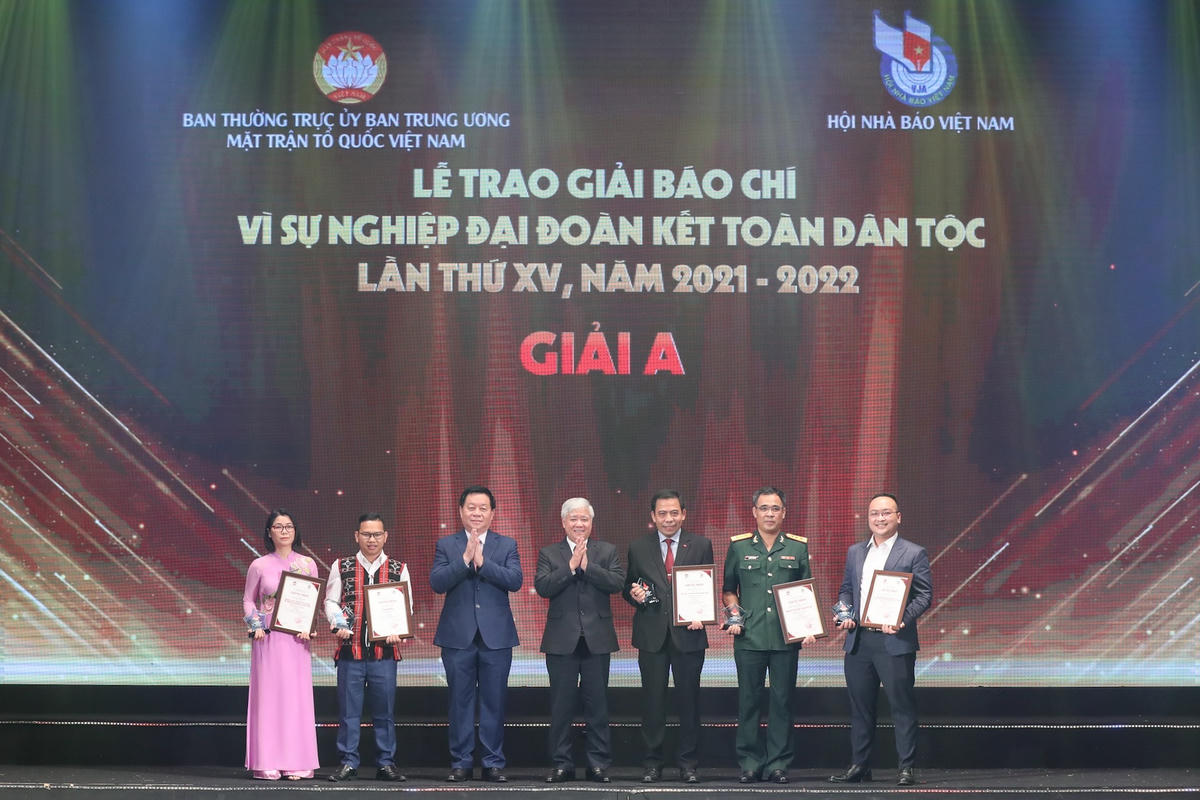 Ông Nguyễn Trọng Nghĩa, Bí thư Trung ương Đảng,Trưởng ban Tuyên giáo Trung ương và ông Đỗ Văn Chiến, Bí thư Trung ương Đảng, Chủ tịch UBTƯ MTTQ Việt Nam trao giải cho các tác giả, nhóm tác giả đoạt giải A.