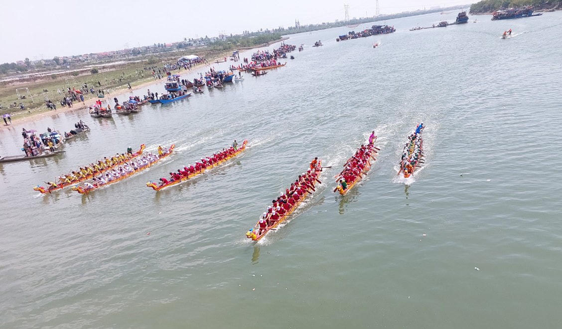 Đua thuyền trên sông Gianh.