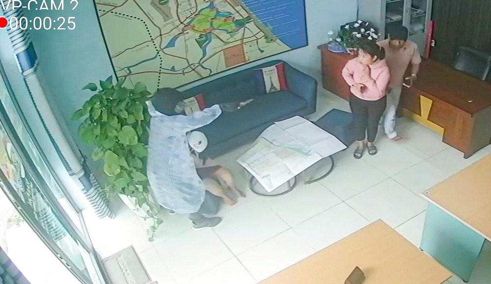Camera an ninh ghi lại hình ảnh Huỳnh Bá Danh đe dọa cướp tiền tại XQ Land  (ảnh Công an cung cấp).