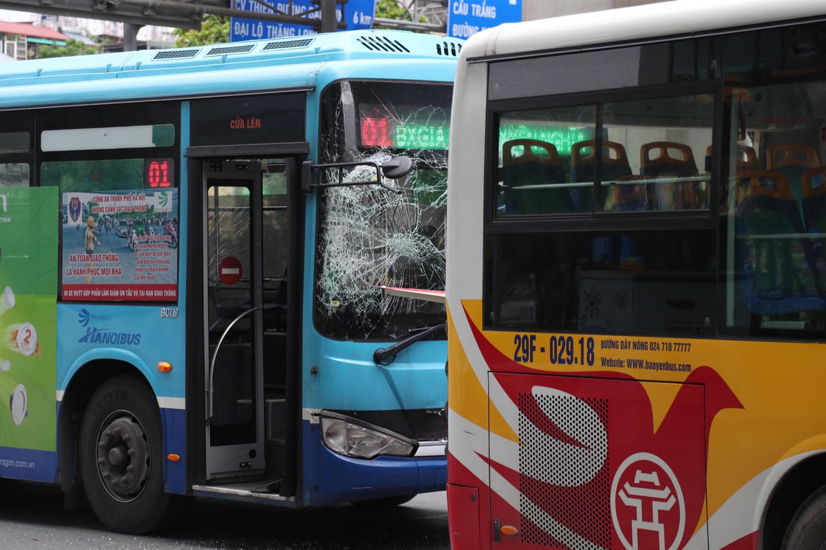 Hà Nội: Tai nạn liên hoàn 3 xe buýt bị hư hỏng
