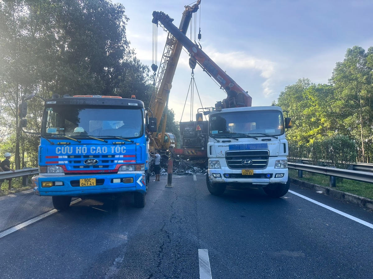 Xe cứu hộ đưa xe bị sự cố rời khỏi hiện trường.