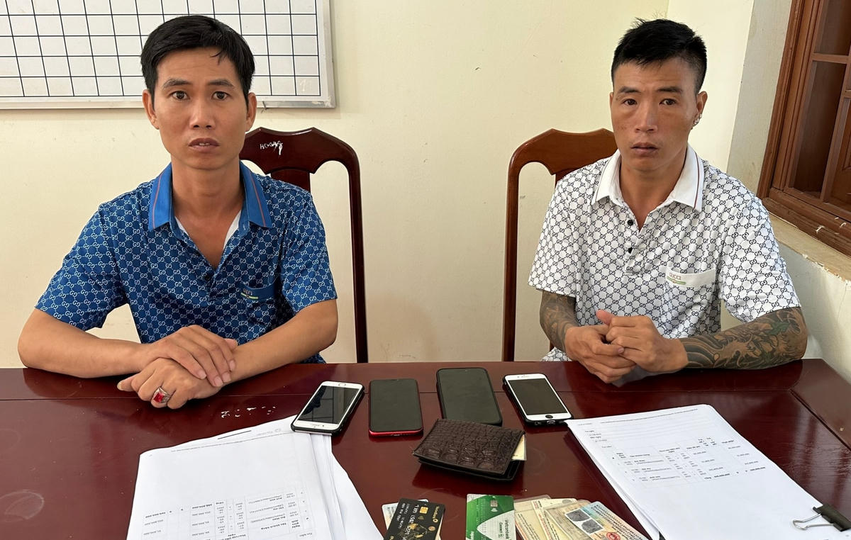 Hai đối tượng Đào Văn Khắc và Đào Văn Cương tại cơ quan Công an.