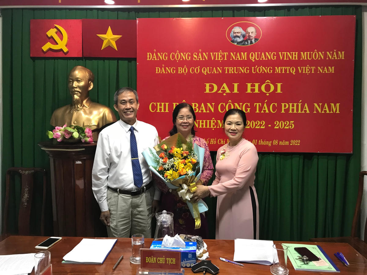 Phó Chủ tịch Trương Thị Ngọc Ánh chúc mừng lãnh đạo cấp ủy BCTPN.