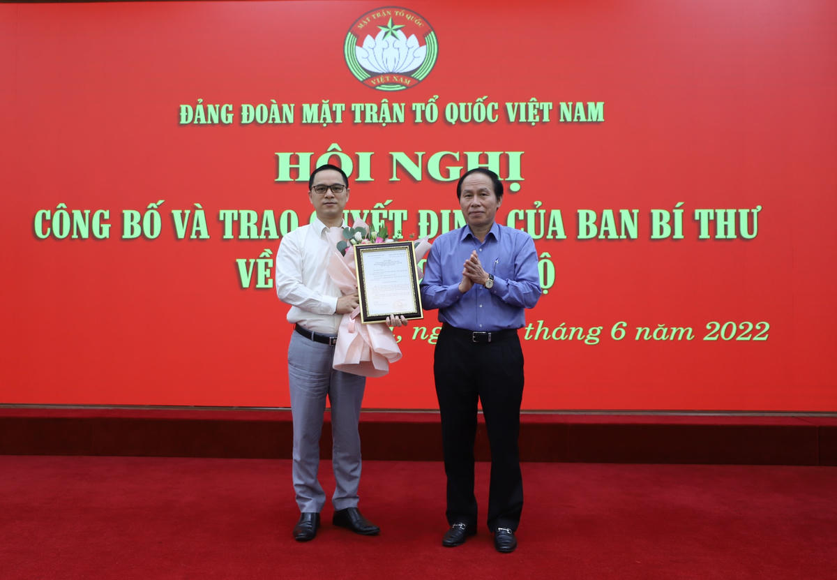 Phó Chủ tịch - Tổng Thư ký Lê Tiến Châu trao quyết định bổ nhiệm chức vụ Trợ lý cho ông Tạ Minh Tuấn.