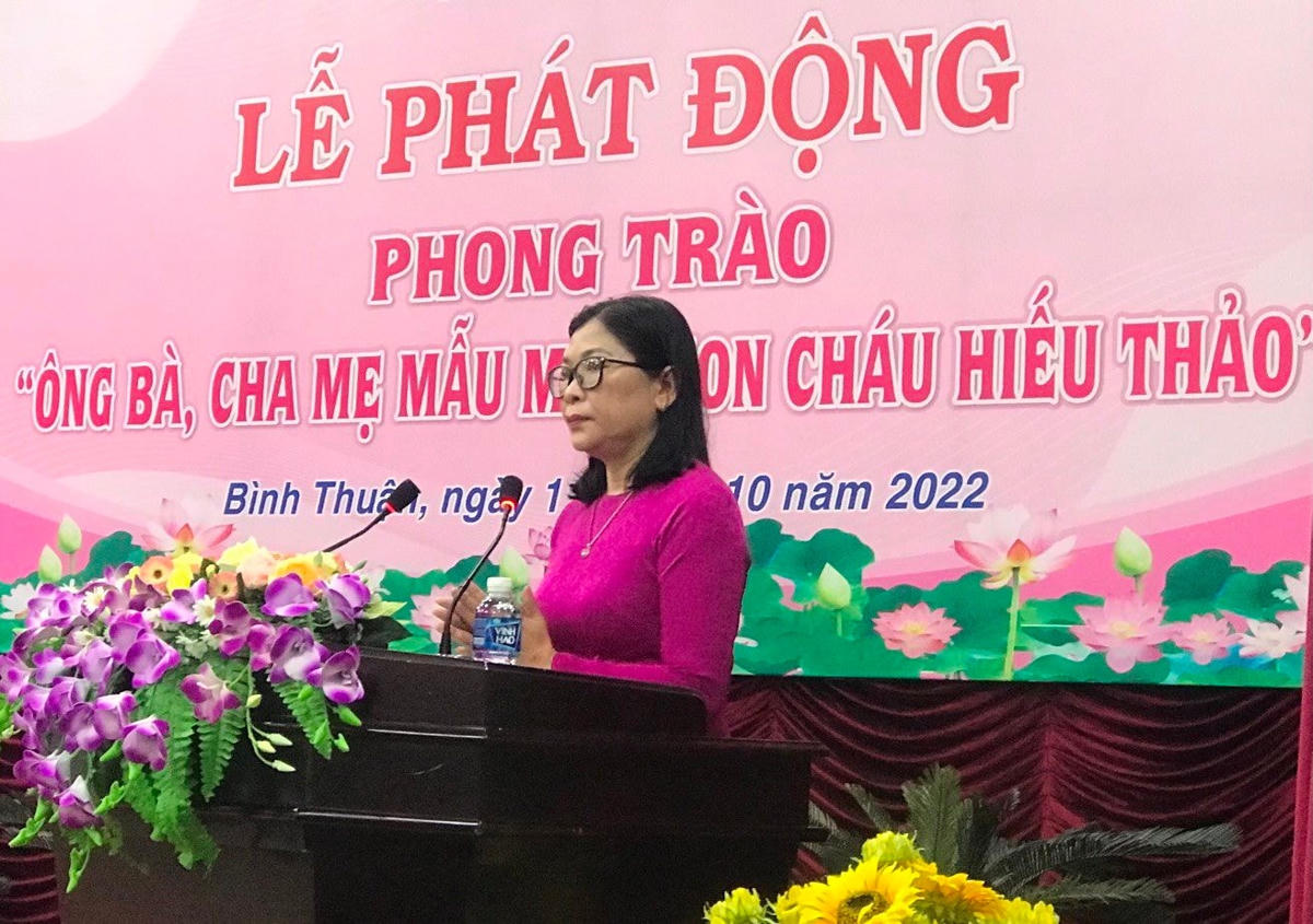 Bà Bố Thị Xuân Linh, Chủ tịch Ủy ban MTTQ Việt Nam tỉnh Binh Thuận, kêu gọi phát động phong trào“Ông bà, cha mẹ mẫu mực, con cháu hiếu thảo” năm 2022.