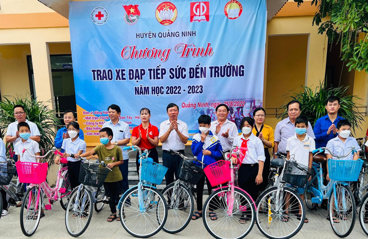 MTTQ huyện Quảng Ninh (Quảng Bình) trao tặng xe đạp cho học sinh nghèo ở trên địa bàn huyện.