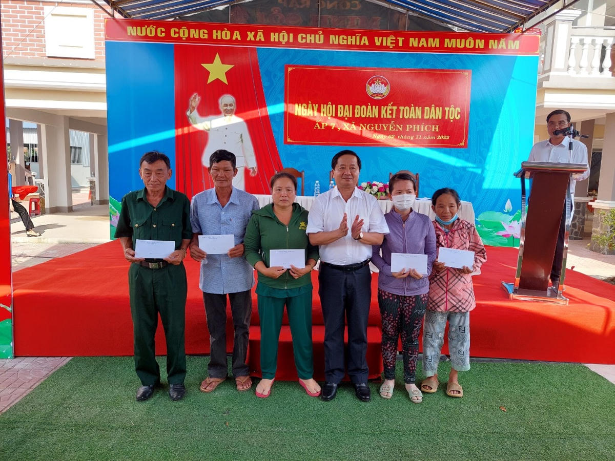 Tăng quà cho hộ gia đình có hoàn cảnh khó khăn trên địa bàn xã Nguyễn Phích, huyện U Minh.
